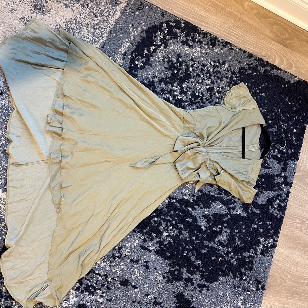 Elegant Light Green Dress with Tie Waist